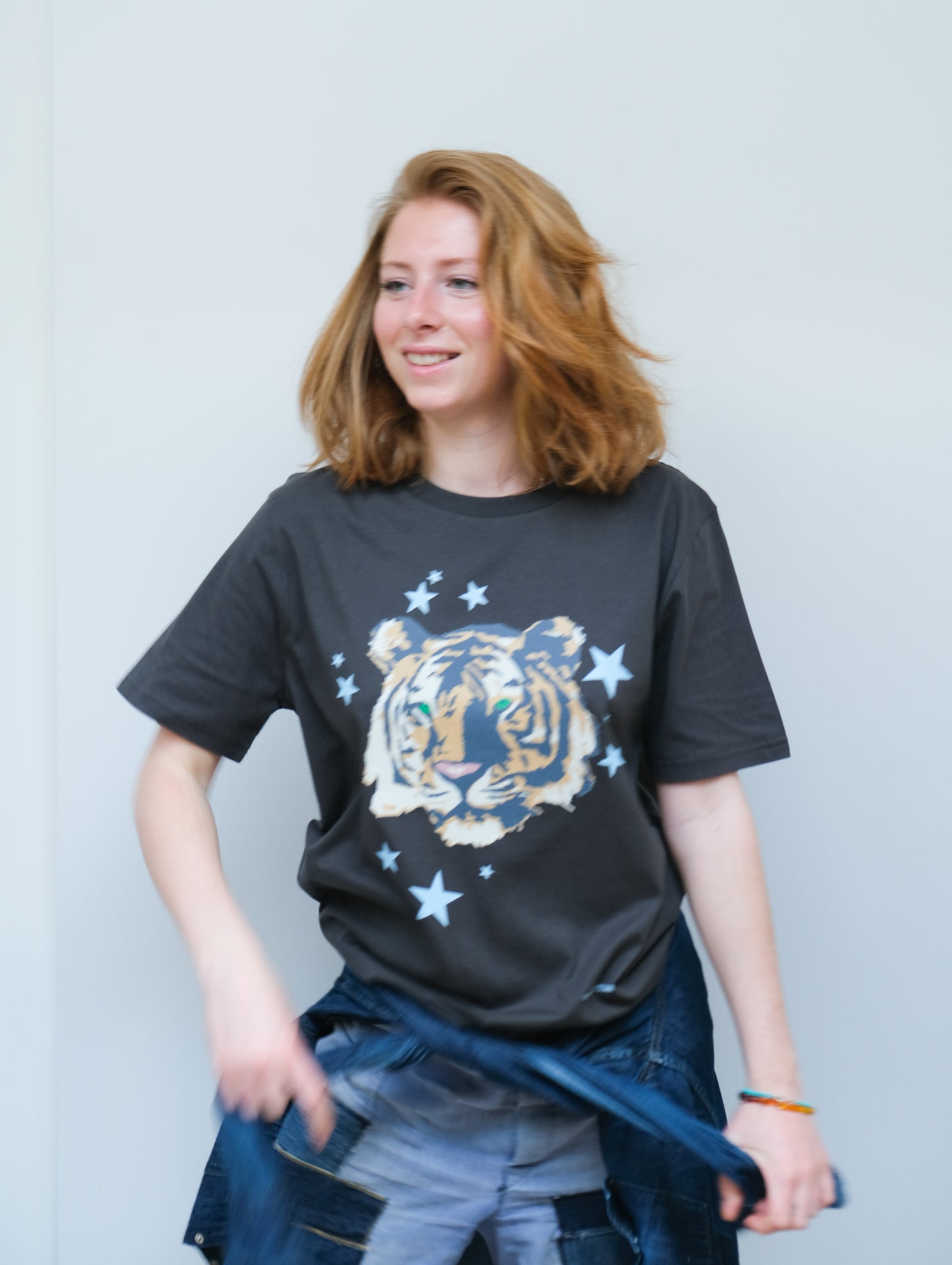 Tiger t-shirt in dark grey on soft organic cotton